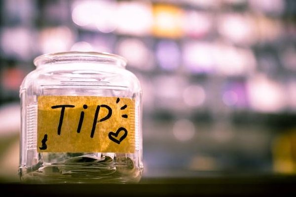 Comment laisser un pourboire dans un restaurant selon le pays ?